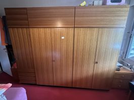 Kleiderschrank 