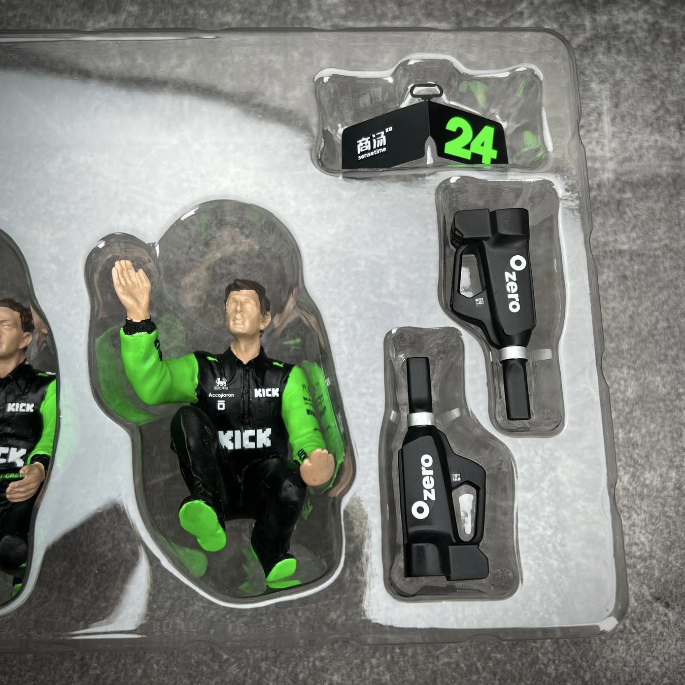 Statuette: Formel 1 Figuren Set Pitcrew Sauber Kick 1:18 – Nuovo e nell'imballaggio originale da Wetzikon ZH venduto da tuningschmiede 2