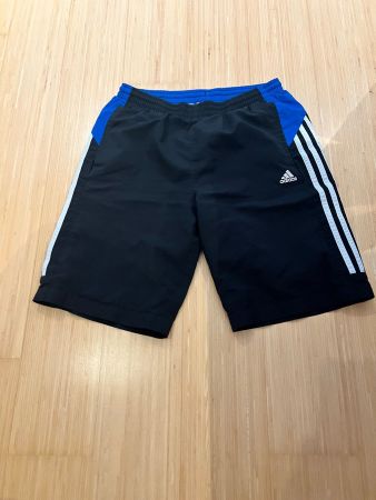 Kurze Hose Adidas Grösse 176 guter Zustand