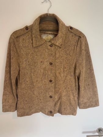 Beige, schmal geschnittene Jacke aus echtem Veloursleder