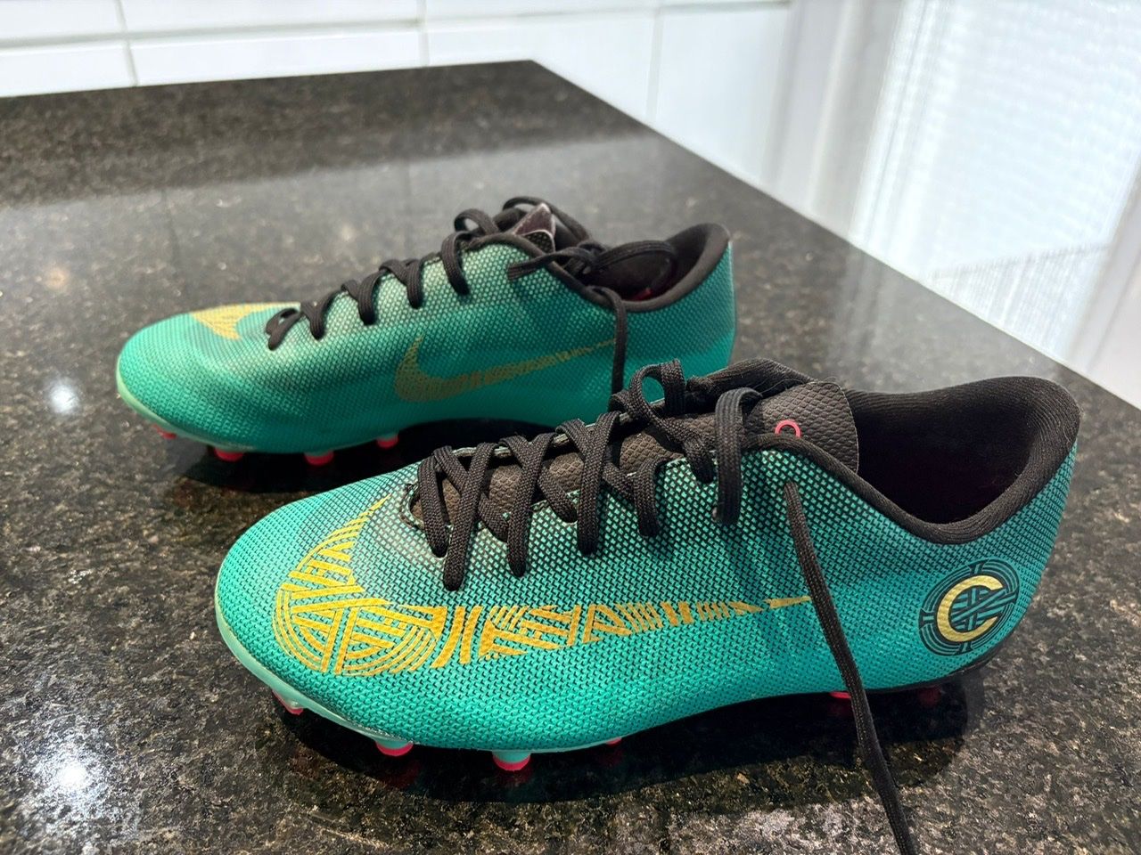 Schuhe für Jungen: Fussballschuhe – Gebraucht aus Jonschwil von Dr.MeganHunt