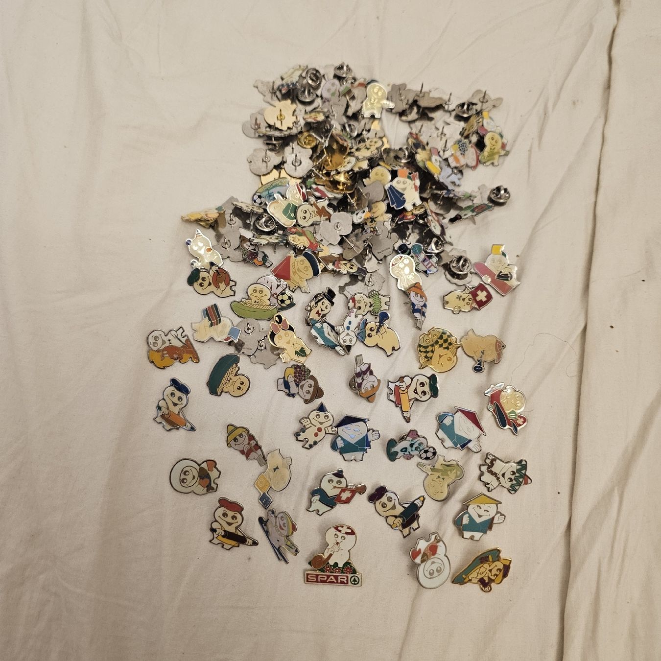 Plaketten & Abzeichen: 100 stück  Pinsammlung  – Gebraucht aus wolfhalden von 46464646 2