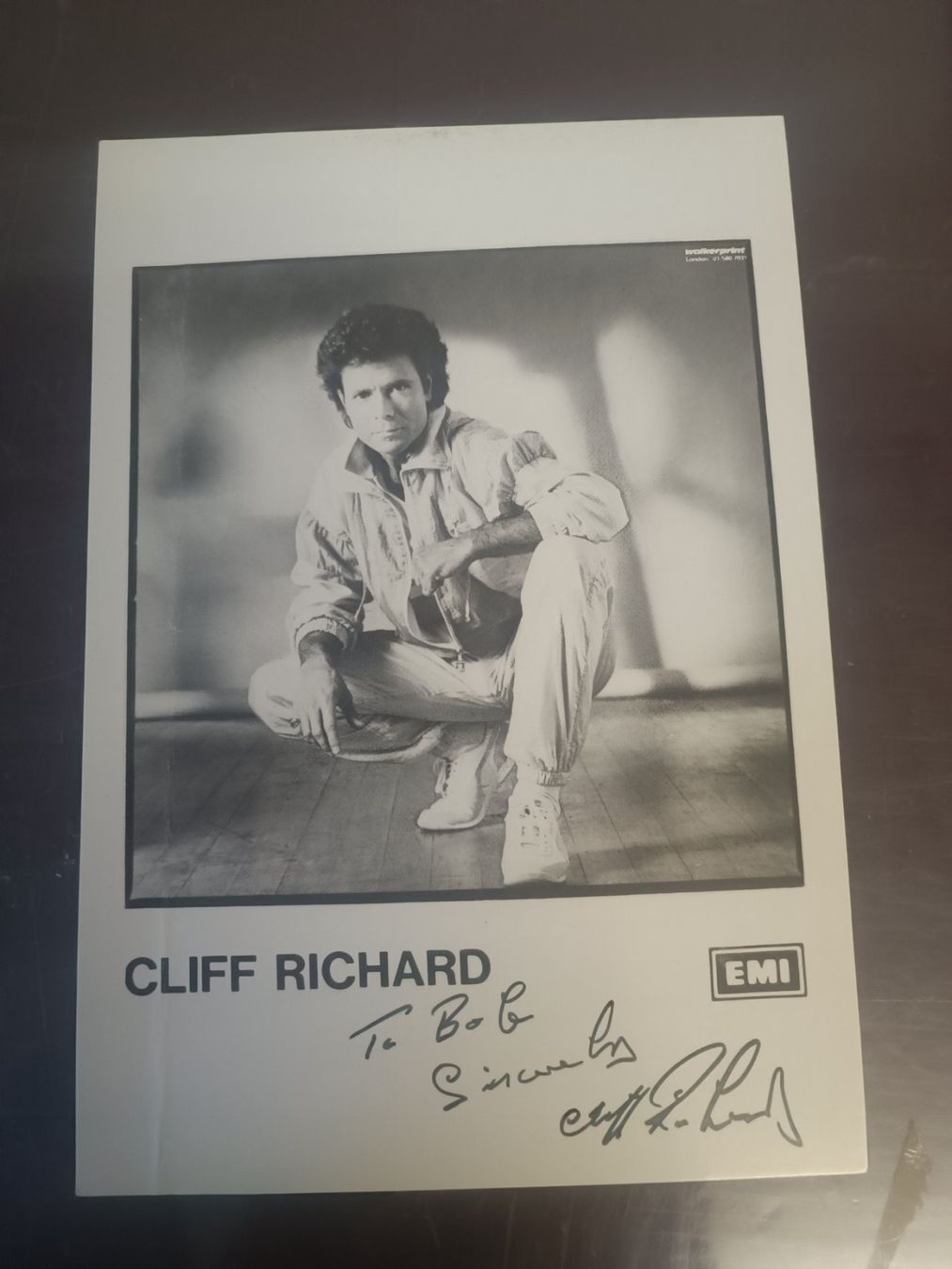 Autografi: Cliff Richard -handsignierte Autogrammkarte – Usato da Menziken venduto da Artographs