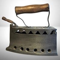 Antikes Bügeleisen R.F.B. ⚙️ Relief-Deko Gusseisen Rarität ✨