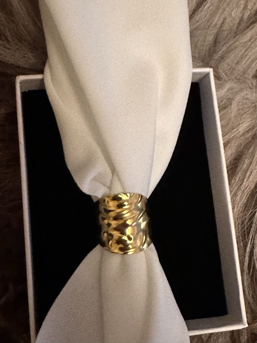 Anelli: Bague dorée texturée - Élégance et style intemporel – Nuovo (secondo la descrizione) da La Chaux-de-Fonds venduto da Meliha2008