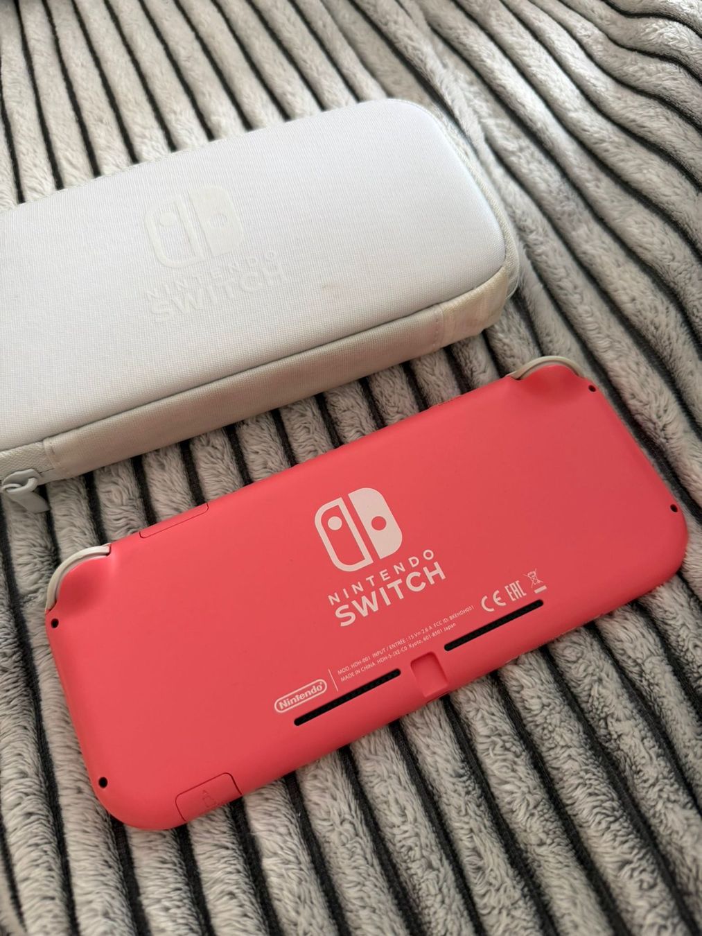 Nintendo Console: Nintendo Switch Lite Corail + étui – Usato da le landeron venduto da canette 1