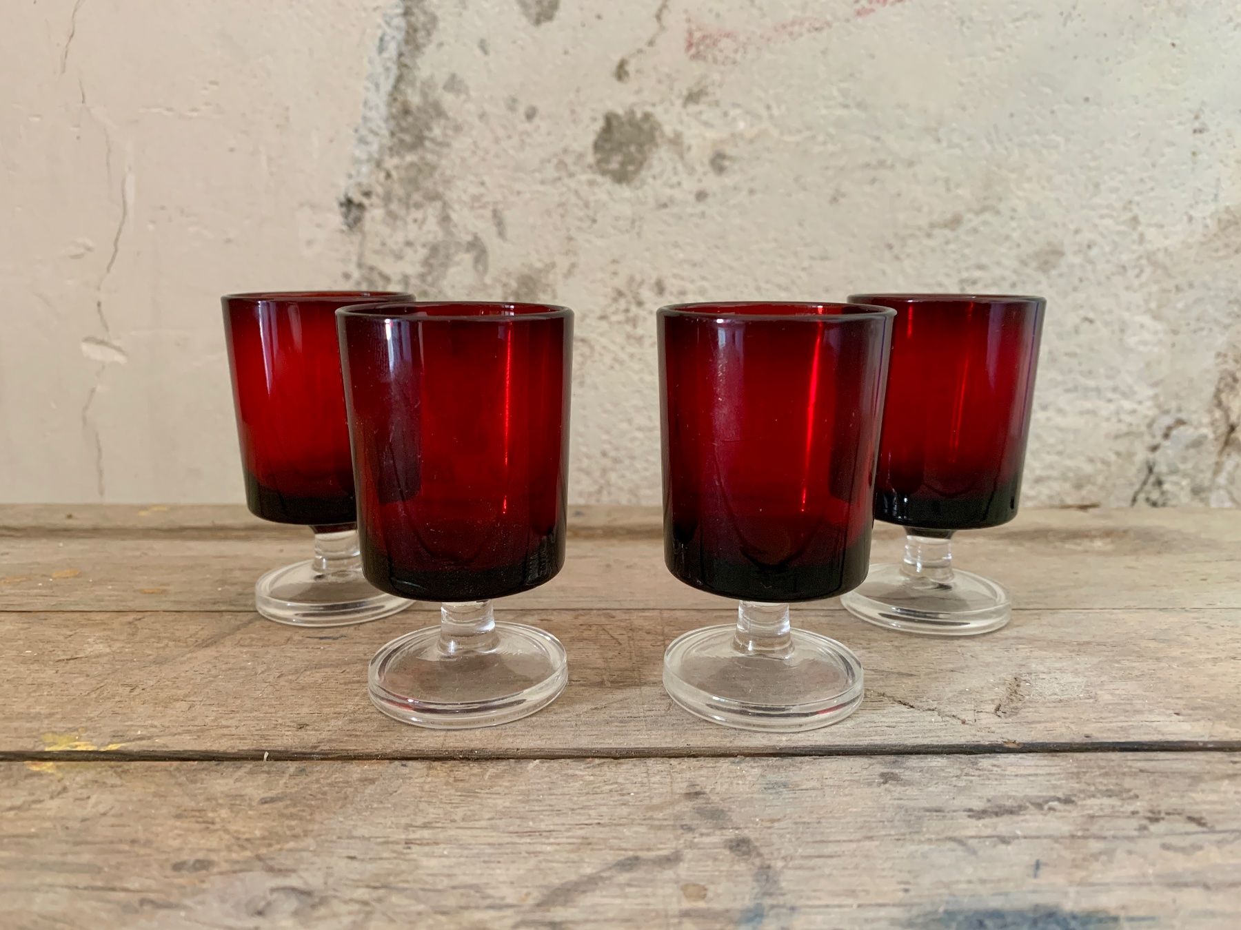 Gläser: 4 rote Vintage Schnaps- oder Likörgläser aus Frankreich – Gebraucht aus Zürich von Les_Zurichois 1