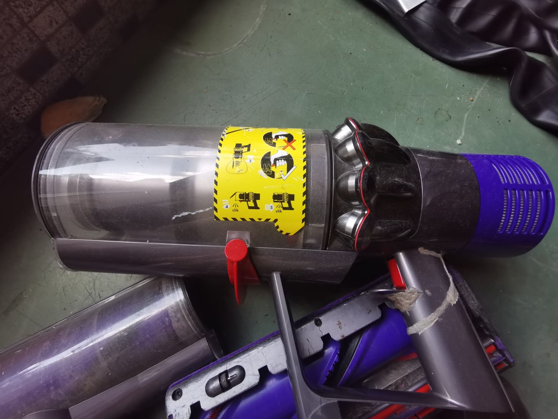 Dyson Staubsauger & Zubehör: Dyson V10 defekt (Ersatzteile) – Defekt aus Auswil von Aragami7 3