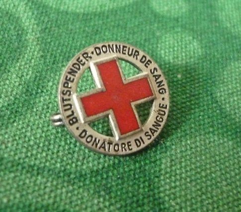Plaquettes & Badges: Blutspender Abzeichen & Rotes Kreuz Klammer – D'occasion à Adliswil par di_hans 2