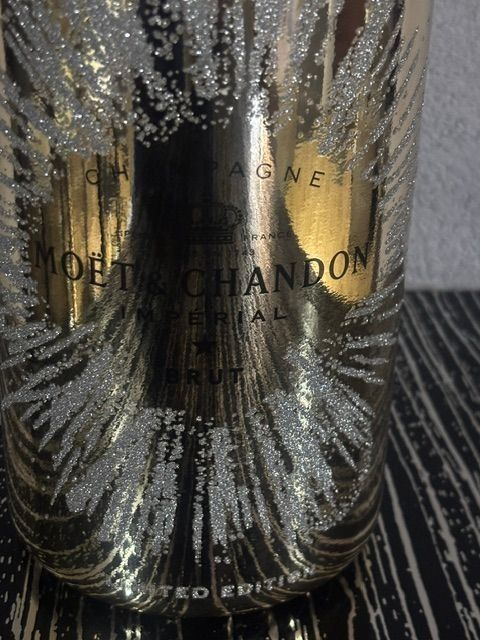 Moet Bevande alcoliche: Jéroboam 3 litres MOET CHANDON Edition limitée – Nuovo (secondo la descrizione) da Corcelles-Payerne venduto da coach 1