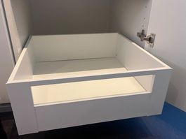 Eine BLUM LEGRABOX Typ C pure Schubladen / Auszug