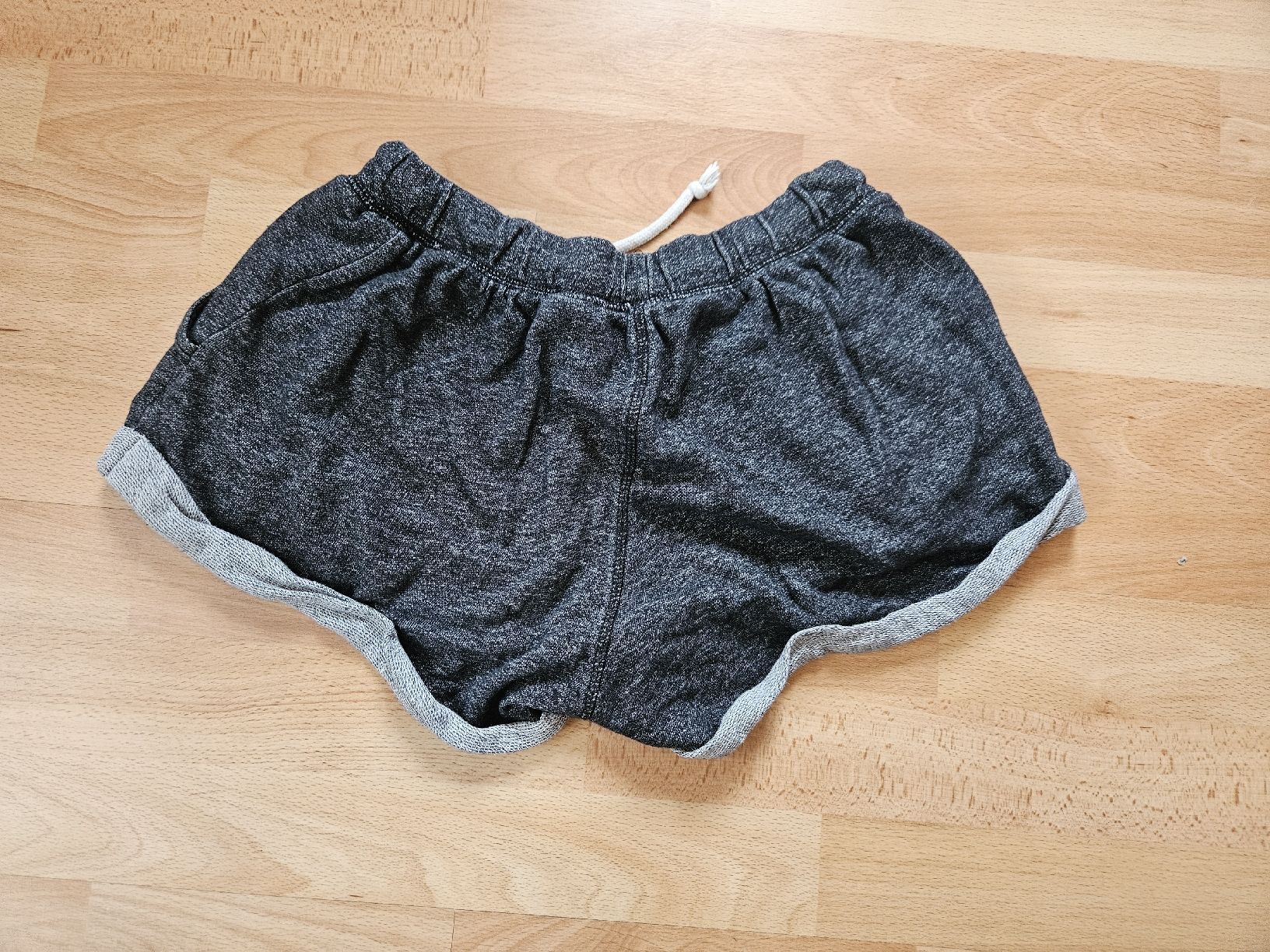 H&M Hosen: Graue H&M Basic Shorts, Stoff – Gebraucht aus Ebikon von SecondChance_byM 1