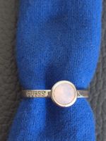 GUESS Damenring - rosa Stein  - mit Logo 