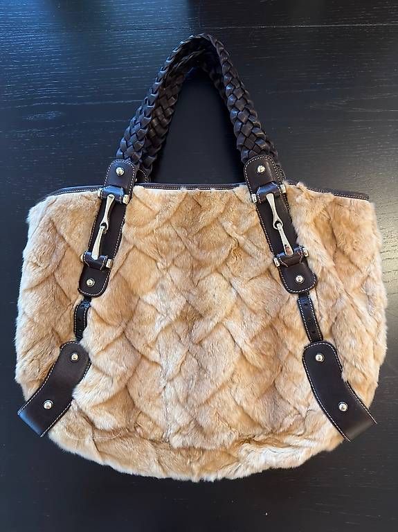 Sacs femmes: Gucci Pelham Tote  Fourrure de lapin  Authentique – D'occasion à Petit-Lancy par fer_w6fg