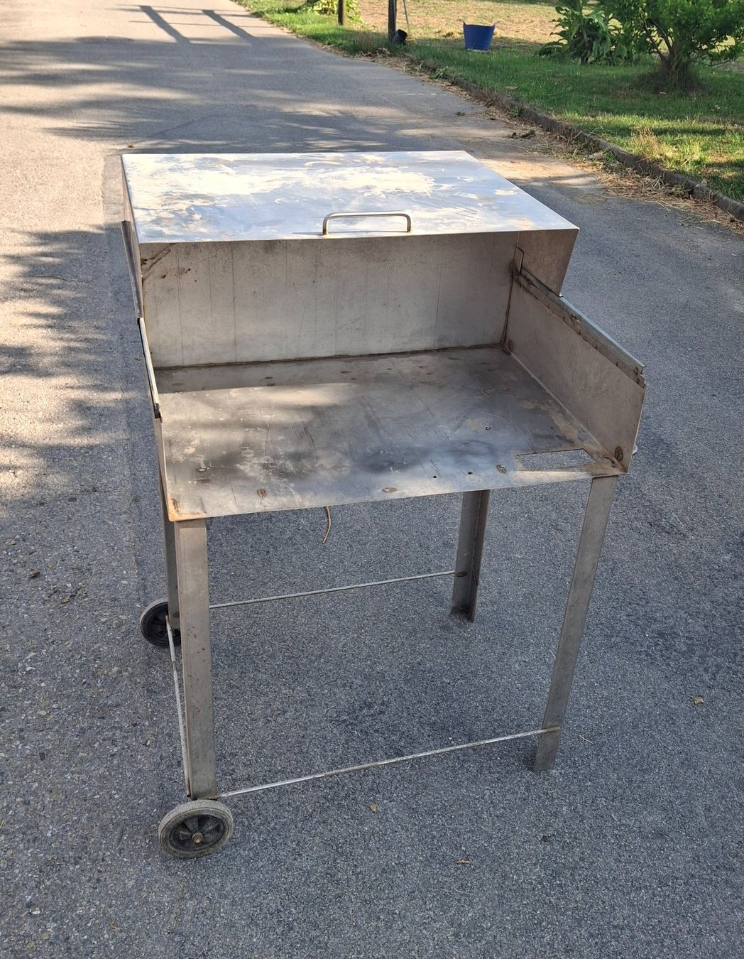 Tavoli: Edelstahltisch mit Deckel und Rollen gebraucht – Usato da Weinfelden venduto da desty01