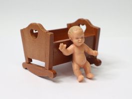 Vintage Puppenhaus Wiege und Gummi Puppe