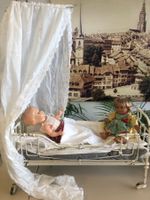 Puppenbett auf Rädern mit Puppen antik!
