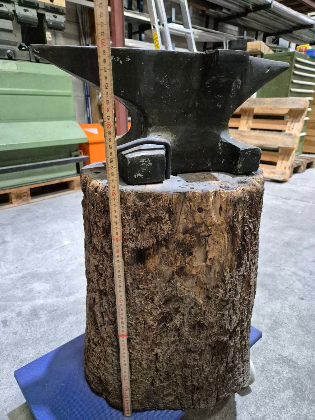 Attrezzi da lavoro: Amboss mit Holzsockel 50cm – Usato da Tägerwilen venduto da geezee20 5