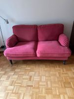 Rotes Zweisitzersofa