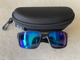 Lunette de soleil estampillé Oakley.