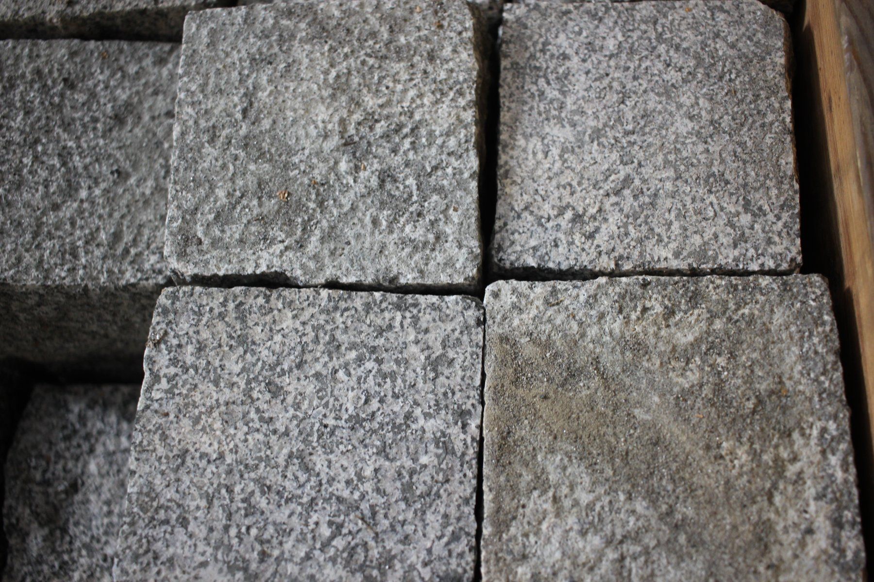 Pietre & tegole: 150 Pflastersteine Granit 12/13 geflammt – Nuovo (secondo la descrizione) da Kägiswil venduto da nick333 1