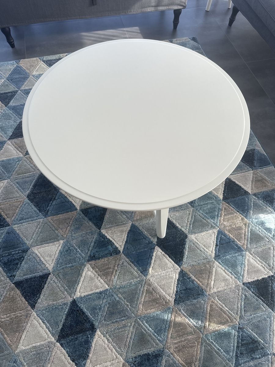 Tavoli: Runder Kaffeetisch weiss mit kleiner Gebrauchsspur – Usato da St. Ursen venduto da pil_q2rl 1