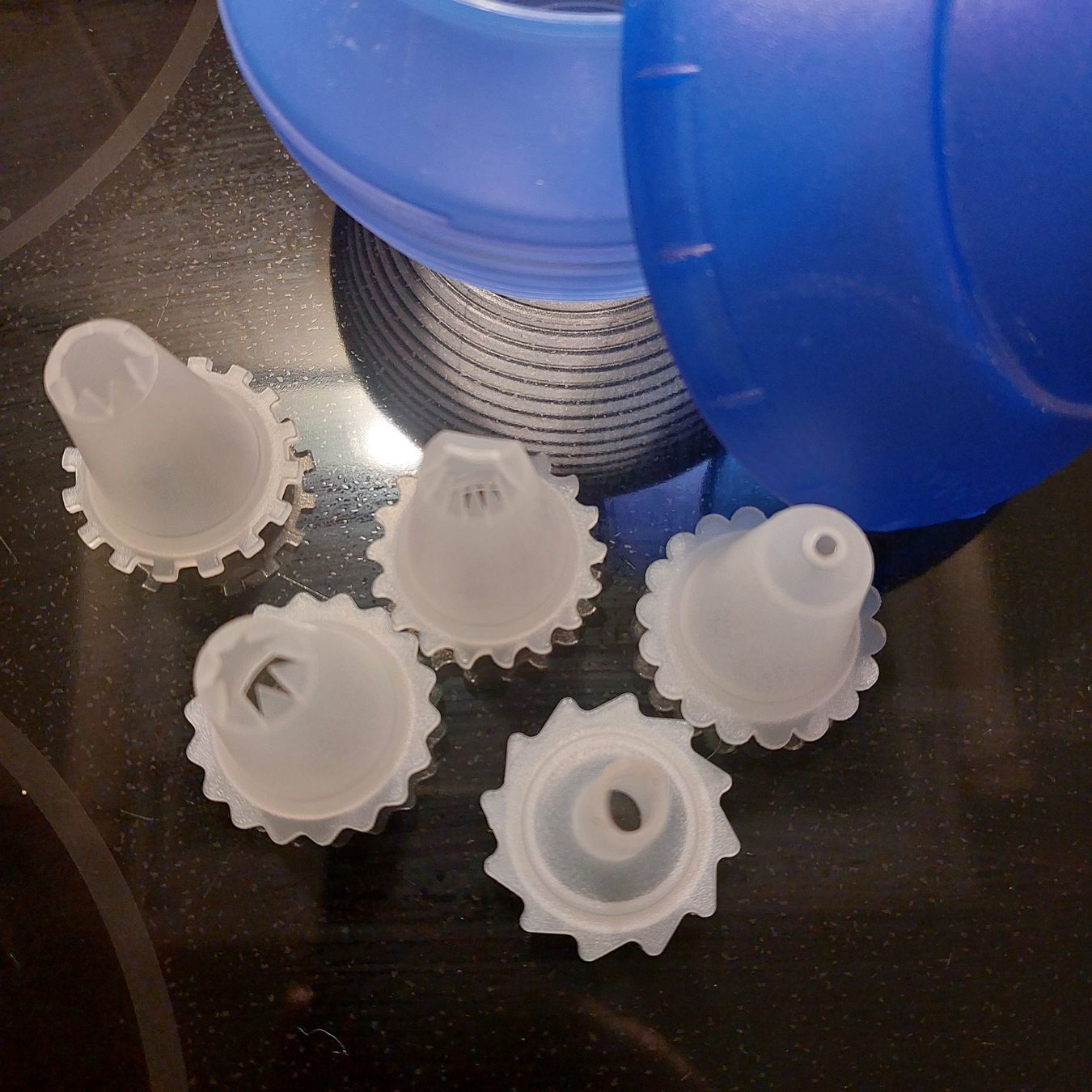 Tupperware Elettrodomestici da cucina: Tupperware Spritztülle/Garniertülle mit 5 Aufsätze – Usato da Samstagern venduto da Bladetigi 1