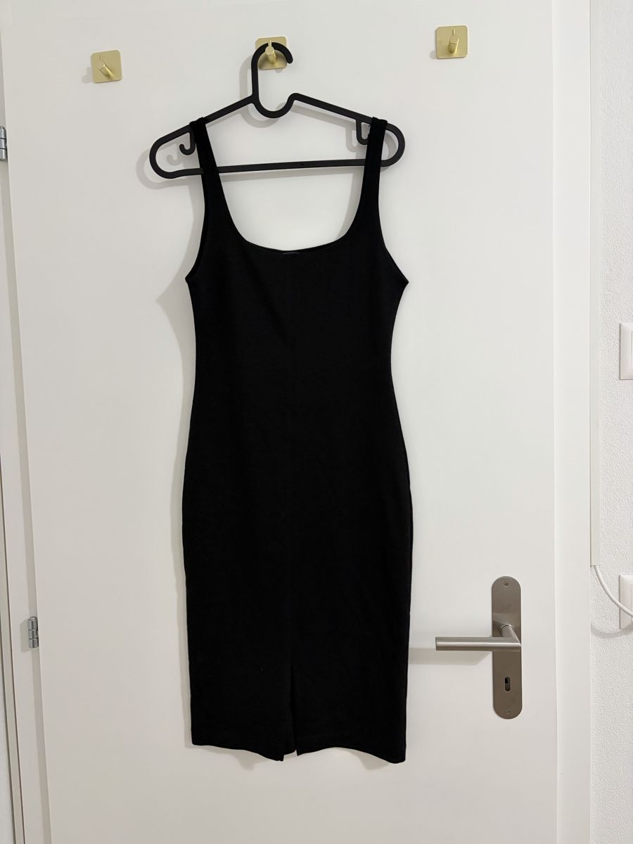 Robes: Robe noire moulante sans manches – D'occasion à Monthey par Sevdije.Kololli 1
