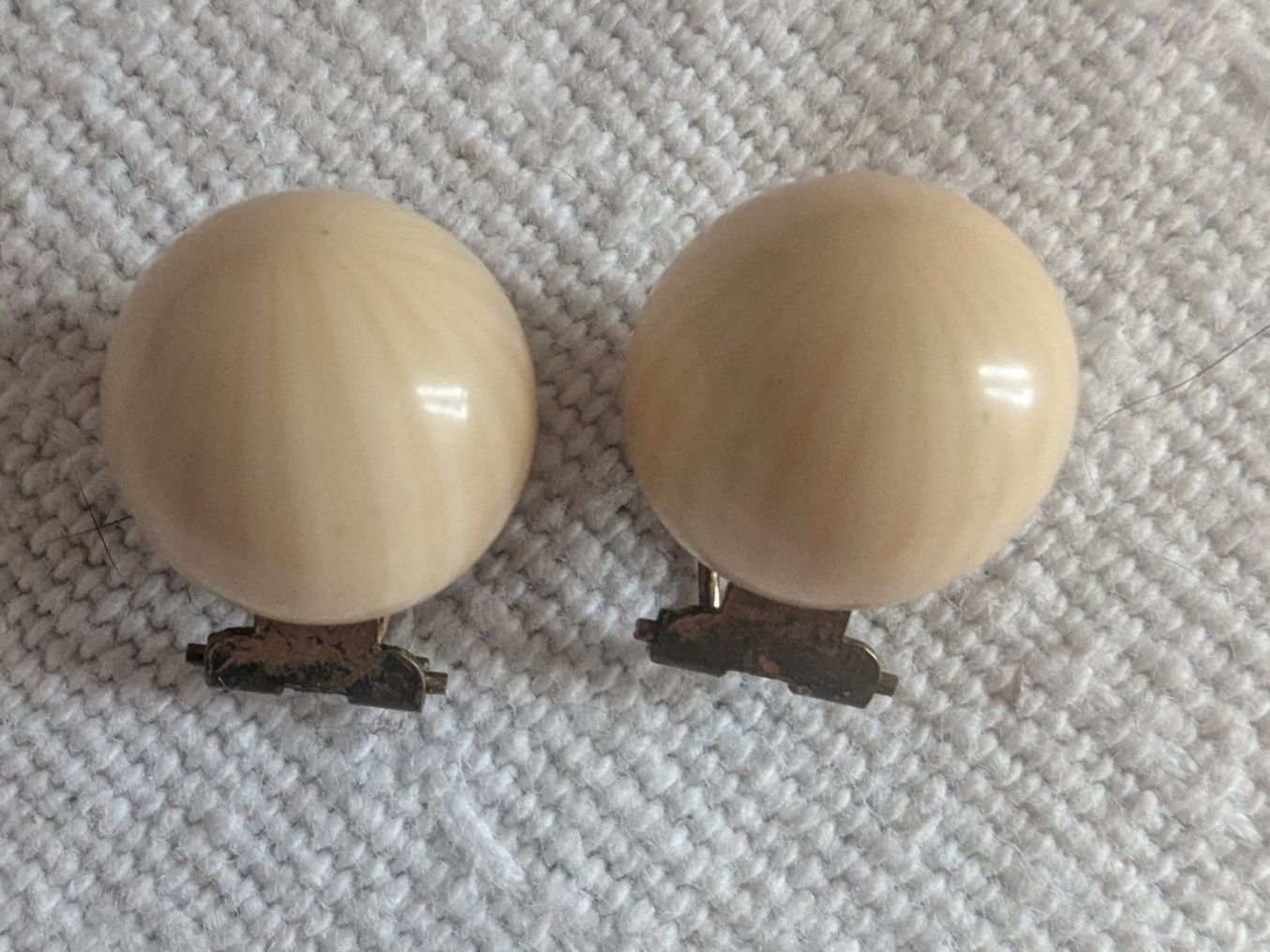 Orecchini pendenti & Orecchini a lobo: Boucles d'oreille clip en corne – Usato da Lausanne venduto da Nchiva
