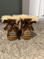 UGG Kinder Boots mit Schleife – Grösse EU 23.5 – Braun – Seh