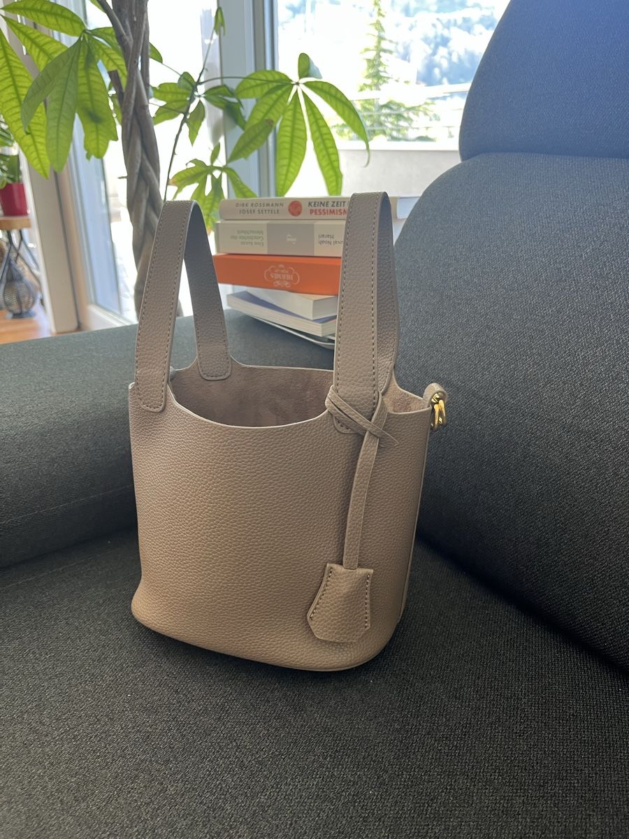 Taschen für Damen: Taupe Soft Bucket Bag with Lock – Neu (gemäss Beschreibung) aus Oberarth von pau_h8rf 1