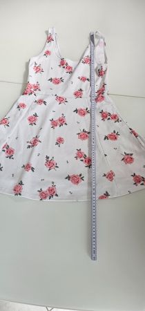 Sommerliches Kleid mit Rosenmuster, Grösse S, Top Zustand