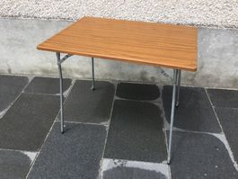 Kultiger Campingtisch mit Holzoptik aus 80 Jahren