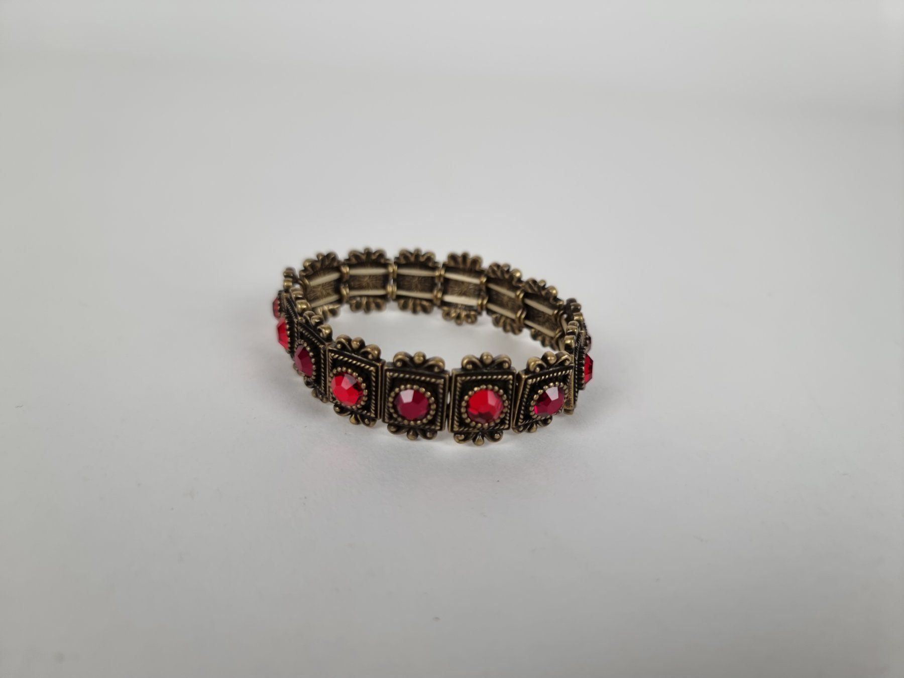 Armbänder & -reifen: elastisches Armband mit roten Strasssteinen – Gebraucht aus Urtenen-Schönbühl von Restwert_Schoenbuehl 3