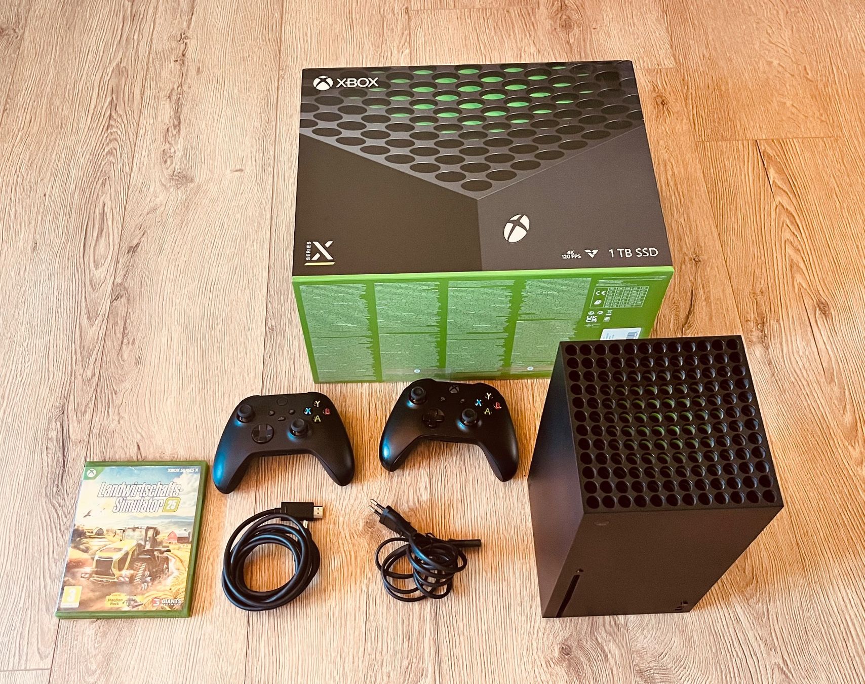 Microsoft Konsolen: Xbox Series X 1TB mit 2 Controller – Gebraucht aus Niederönz von Golobin