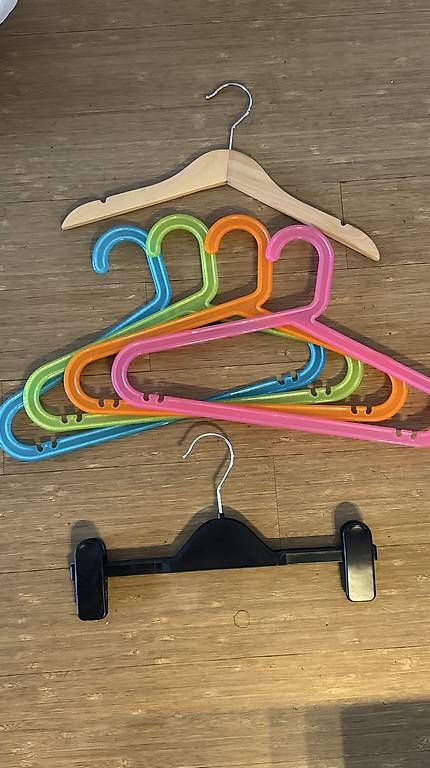 Appendiabiti: Kinderkleiderbügel – Usato da Reinach BL venduto da Enodel