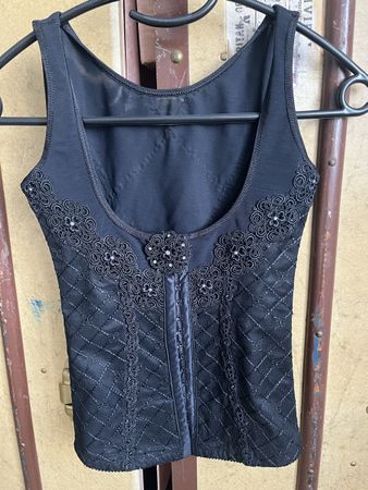 Corsetto pizzo nero con stecche e chiusura a gancetti