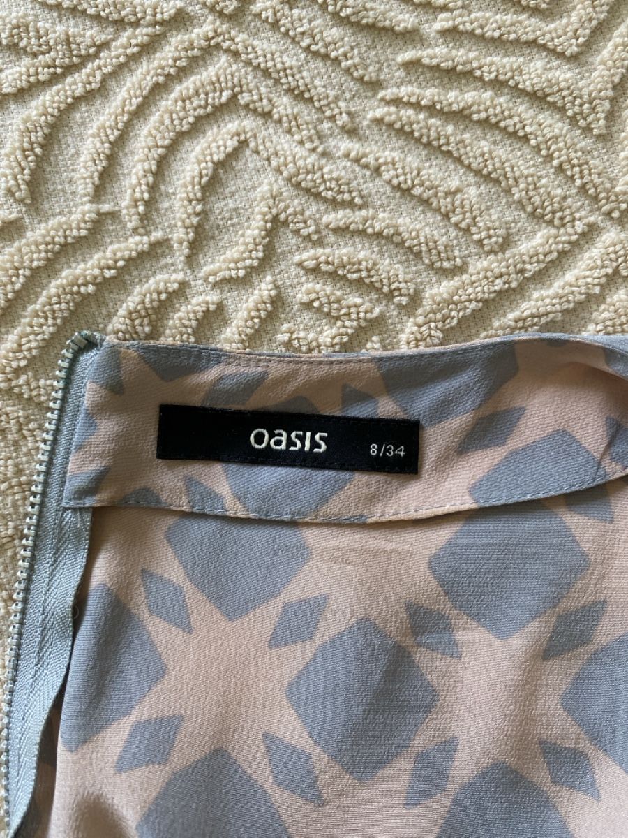Camicette: Oasis Geometric Print Flutter Sleeve Top Size 8/34 Spring Ch – Usato da Zürich venduto da oosterparker