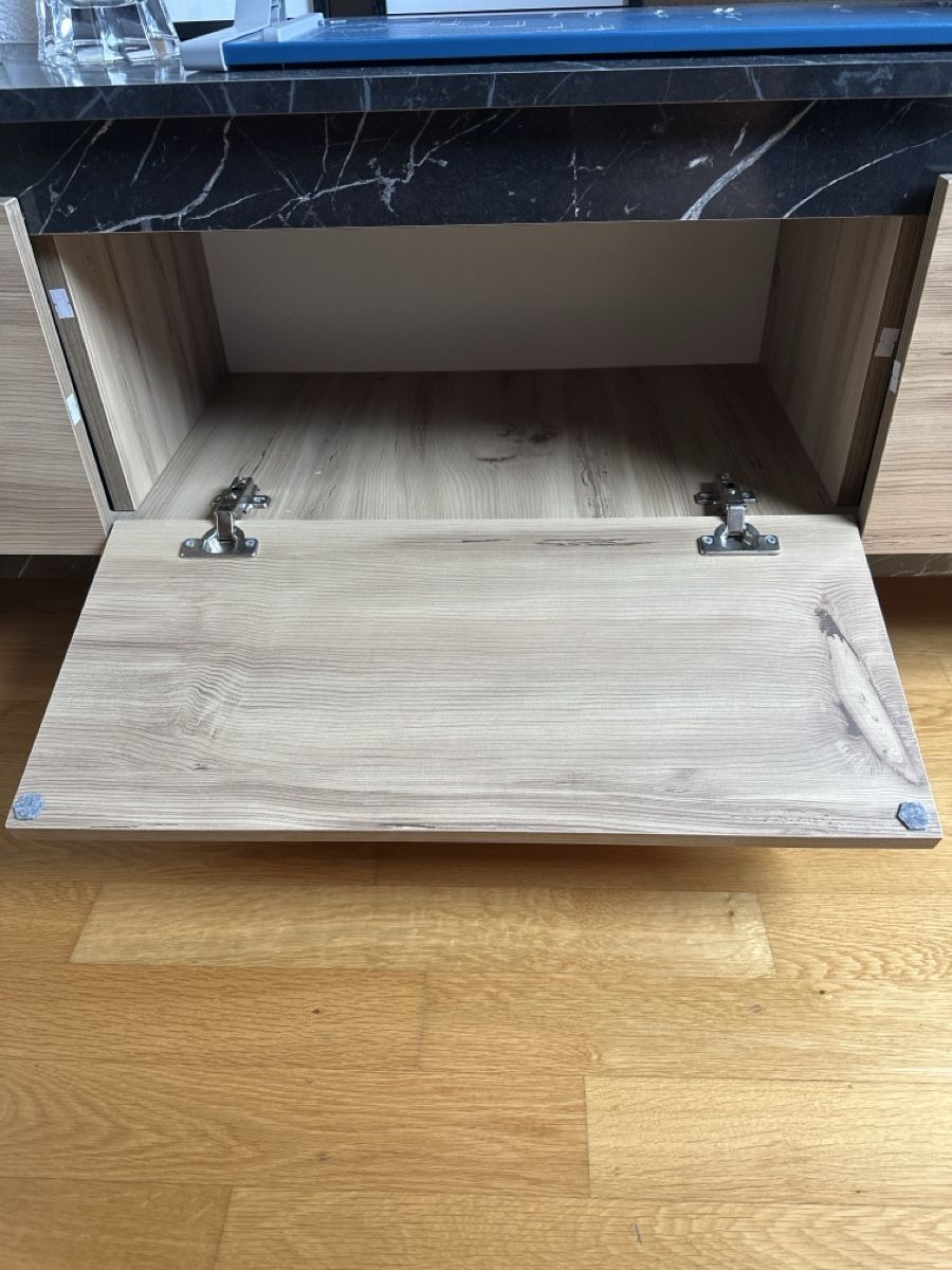 Mobili TV: Sideboard with 3 doors, wood effect, black marble effect top – Usato da Würenlos venduto da catarinacfcampos 2