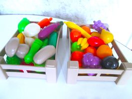 2 Kunststoffkisten mit Obst und Gemüse