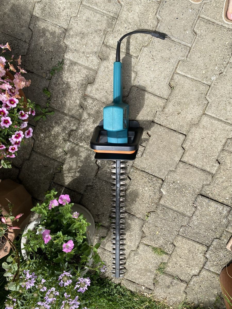 Tutti gli attrezzi: Black&Decker Heckenschere, funktioniert – Usato da Hünenberg venduto da a.u.849 3