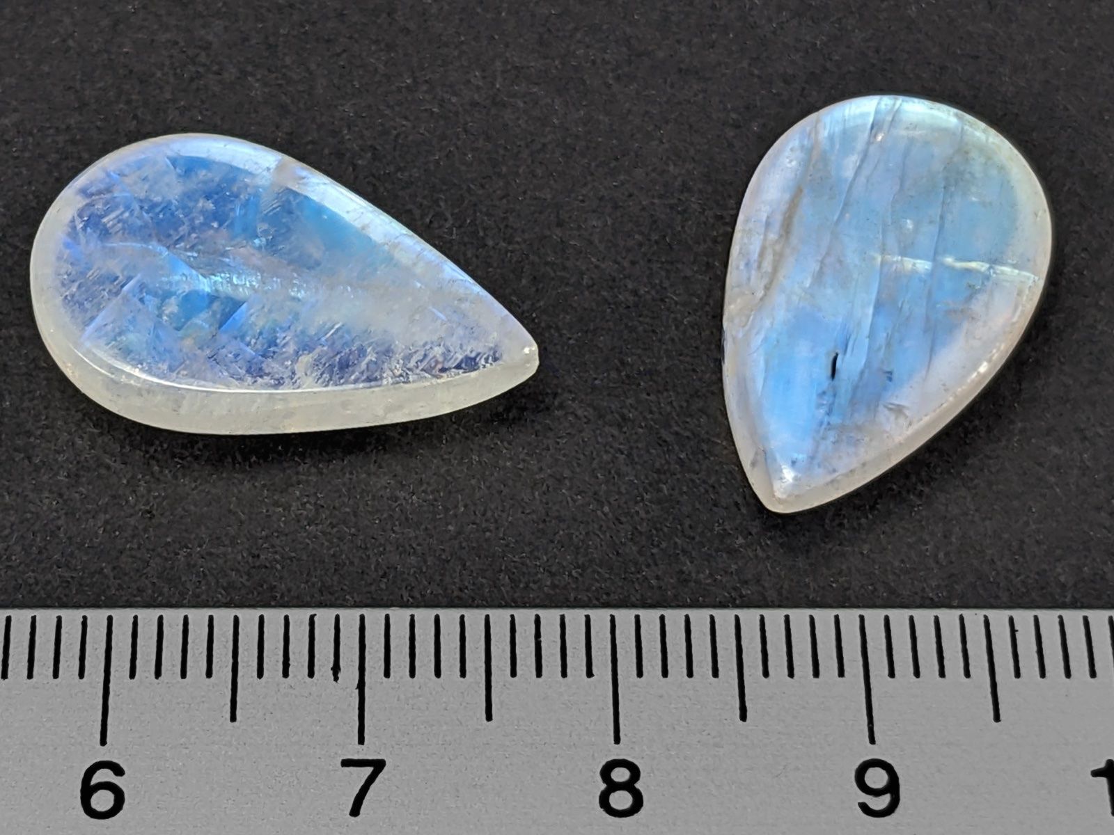 Minerali & Pietre curative: Regenbogen Mondstein Cabochon 20mm 2Stk. – Nuovo e nell'imballaggio originale da Meilen venduto da StoneGarden 1