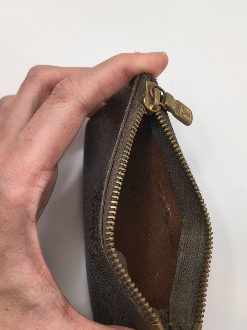Louis Vuitton Portafogli: Louis Vuitton Monogram Zip Pouch - Heavily Worn – Difettoso da Villars-sur-Ollon venduto da VicJ 6