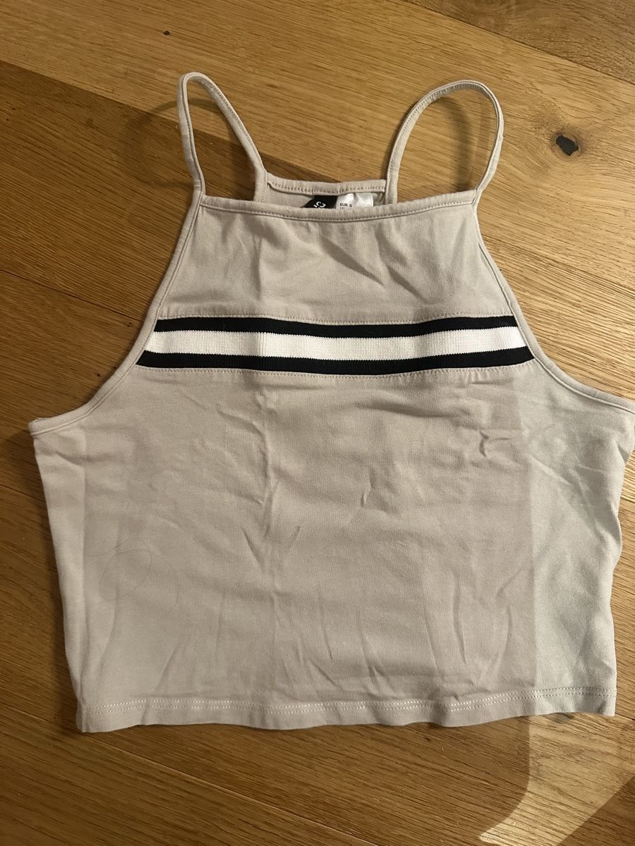 H&M Top: H&M Crop Top - S – Nuovo (secondo la descrizione) da Kerns venduto da liv_8rly