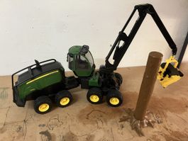 Bruder John Deere 1270G Harvester mit Baumstamm