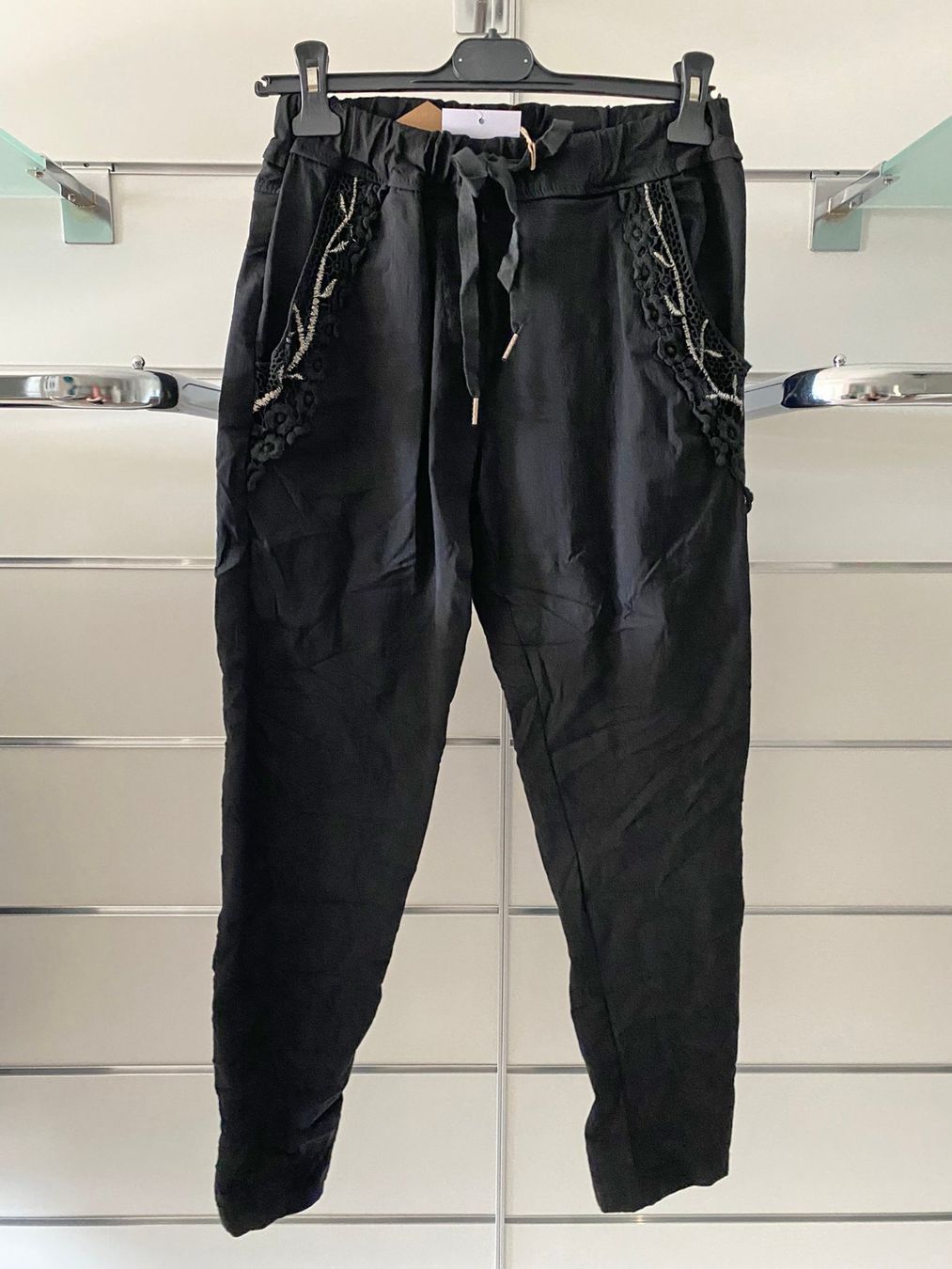 Pantaloni: Hose Spitzenborte - Grösse ca. 34/36/38 - NEU – Nuovo e nell'imballaggio originale da Eschenbach SG venduto da Peachick