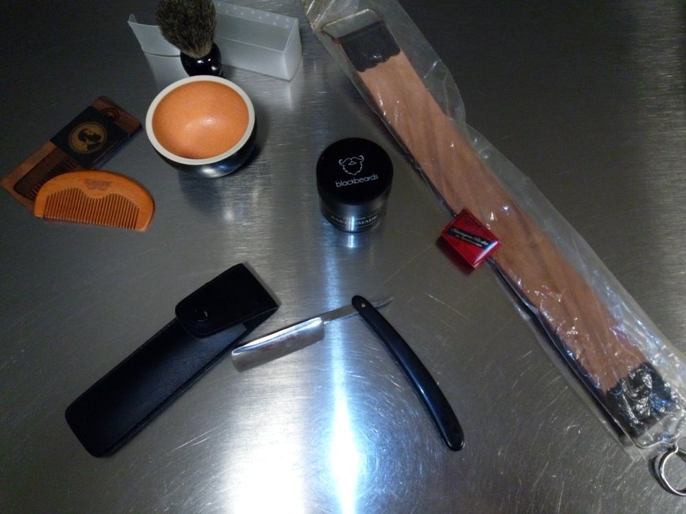 Rasiermesser im Set, mit Riemen, Pinsel, Bartkamm usw. (Gebraucht) in ...