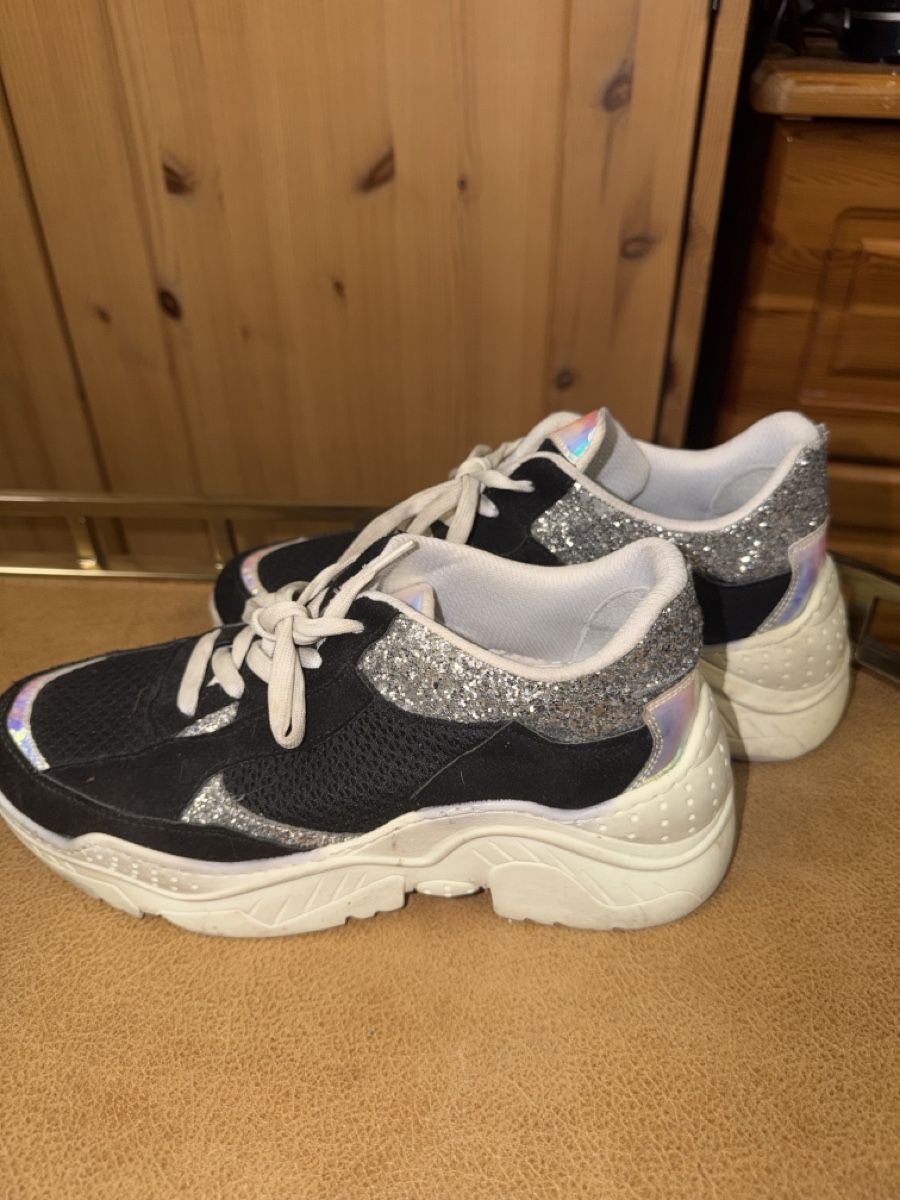 Scarpe da donna: Sneakers Schwarz Silber Grösse 39 – Usato da Hinwil venduto da zu_zuli
