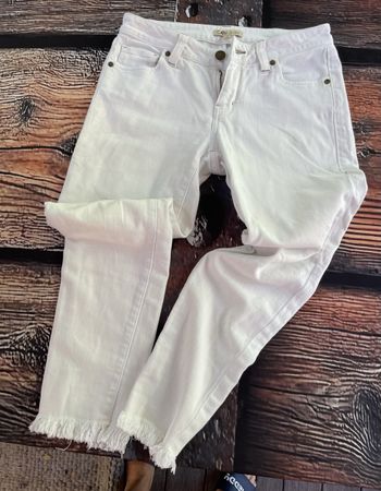 Jeans bianchi Cabi taglia 4 con orlo sfrangiato, perfetti!