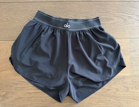 Alo Yoga Laufshorts Damen Schwarz Grösse M neu!